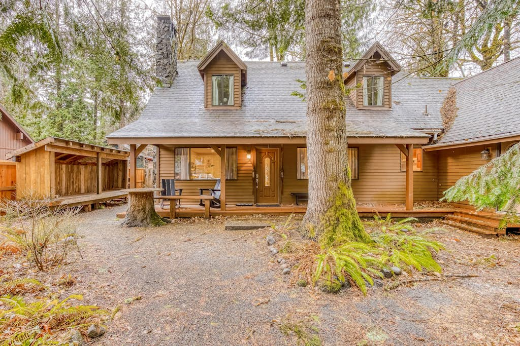 Woodland home near the Sandy River with firepit, fireplace & great location