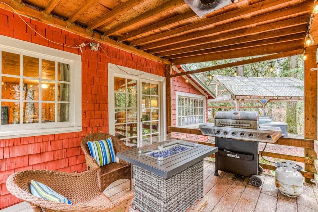 Creek-side cabin with private hot tub & fireplace - near hiking trails & slopes 