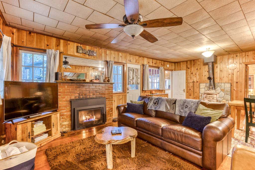 Creek-side cabin with private hot tub & fireplace - near hiking trails & slopes 