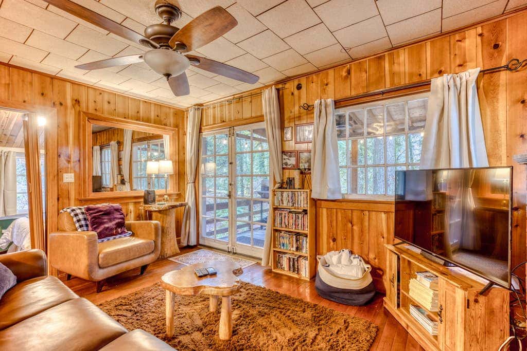 Creek-side cabin with private hot tub & fireplace - near hiking trails & slopes 