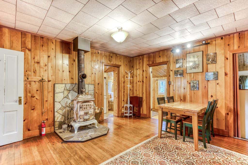 Creek-side cabin with private hot tub & fireplace - near hiking trails & slopes 