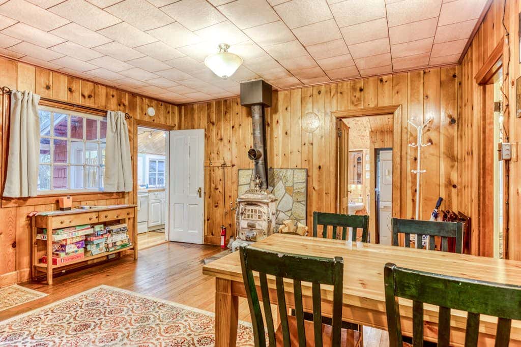Creek-side cabin with private hot tub & fireplace - near hiking trails & slopes 
