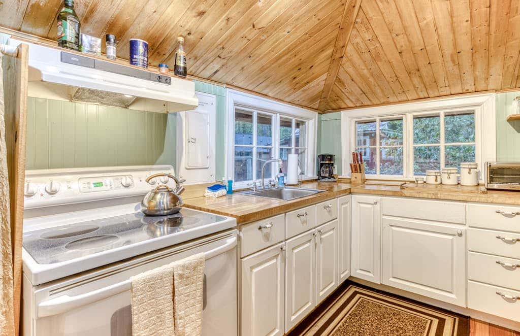 Creek-side cabin with private hot tub & fireplace - near hiking trails & slopes 