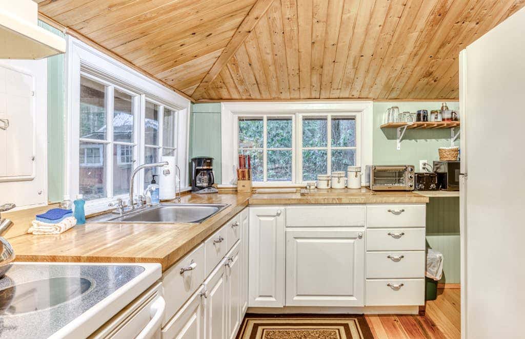 Creek-side cabin with private hot tub & fireplace - near hiking trails & slopes 