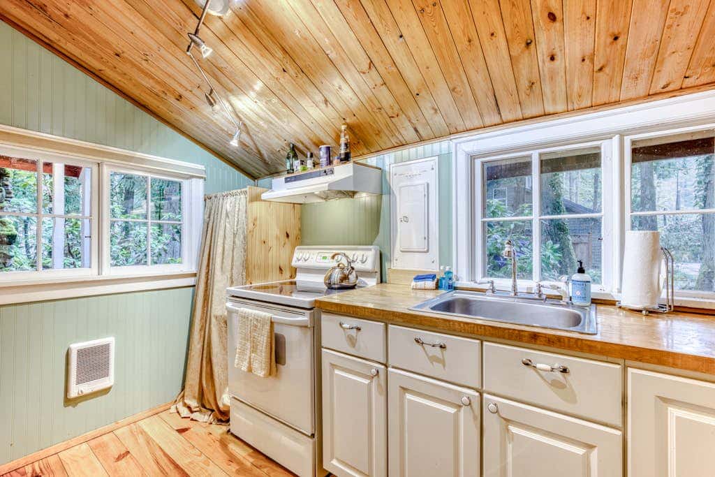 Creek-side cabin with private hot tub & fireplace - near hiking trails & slopes 