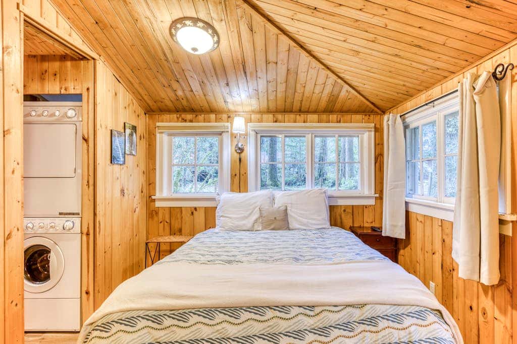 Creek-side cabin with private hot tub & fireplace - near hiking trails & slopes 
