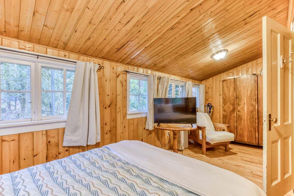 Creek-side cabin with private hot tub & fireplace - near hiking trails & slopes 