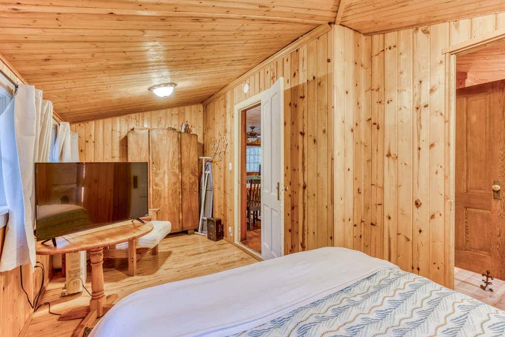 Creek-side cabin with private hot tub & fireplace - near hiking trails & slopes 