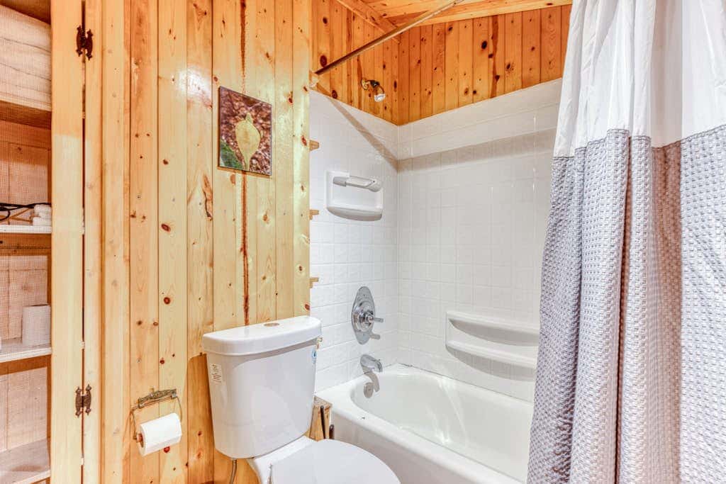 Creek-side cabin with private hot tub & fireplace - near hiking trails & slopes 