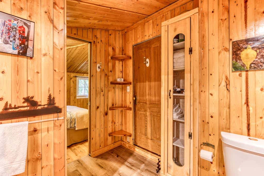 Creek-side cabin with private hot tub & fireplace - near hiking trails & slopes 