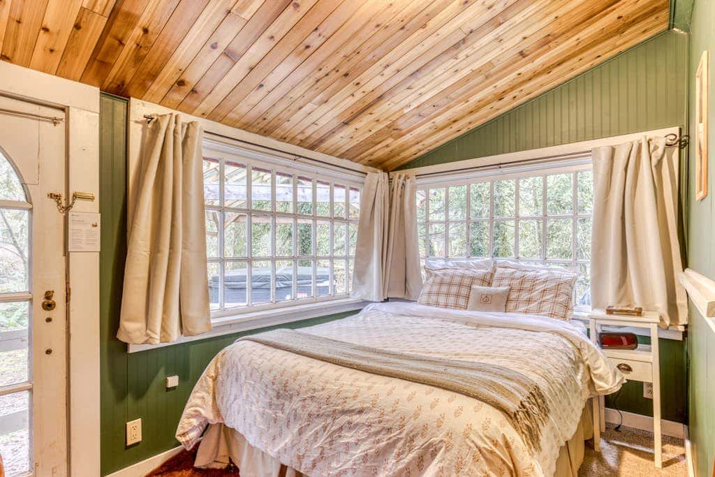 Creek-side cabin with private hot tub & fireplace - near hiking trails & slopes 