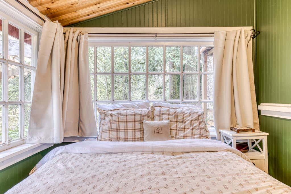 Creek-side cabin with private hot tub & fireplace - near hiking trails & slopes 