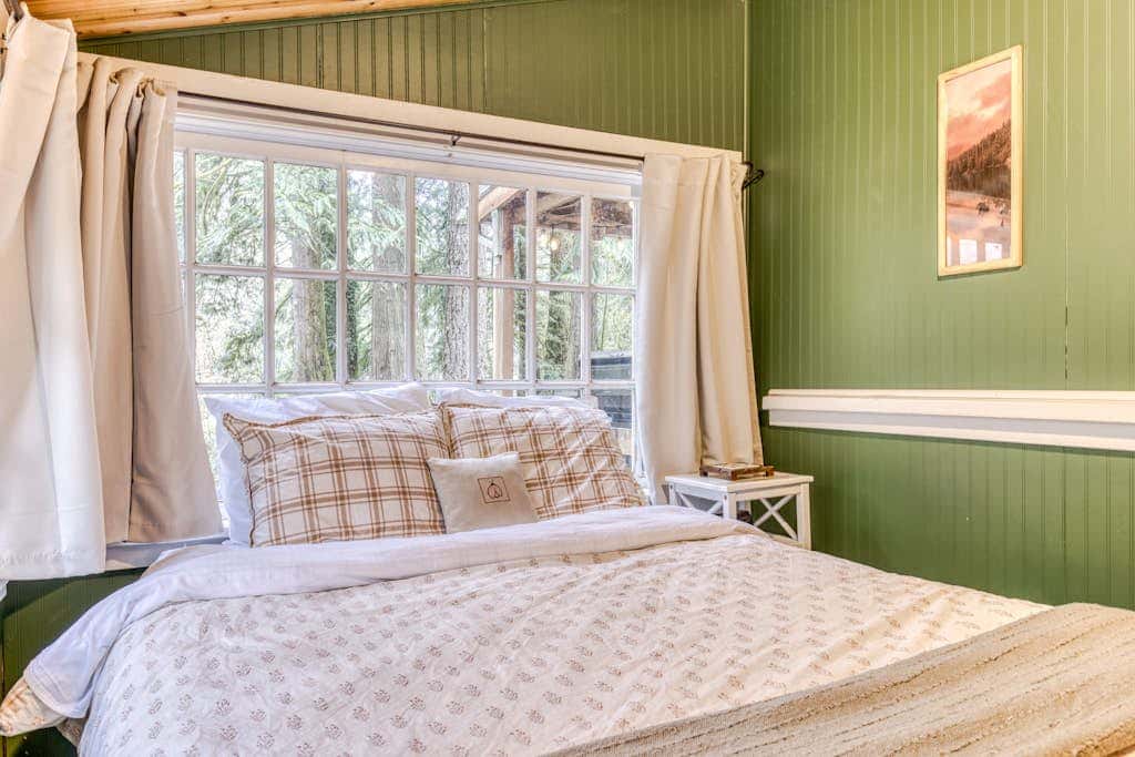 Creek-side cabin with private hot tub & fireplace - near hiking trails & slopes 