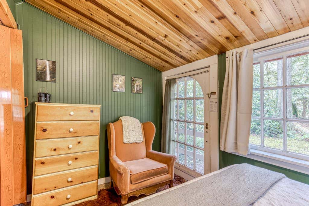 Creek-side cabin with private hot tub & fireplace - near hiking trails & slopes 