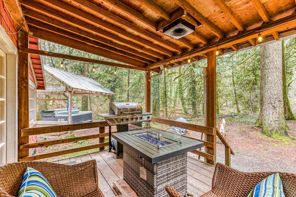 Creek-side cabin with private hot tub & fireplace - near hiking trails & slopes 