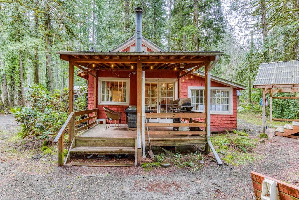 Creek-side cabin with private hot tub & fireplace - near hiking trails & slopes 