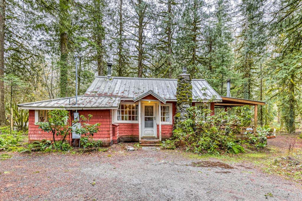 Creek-side cabin with private hot tub & fireplace - near hiking trails & slopes 