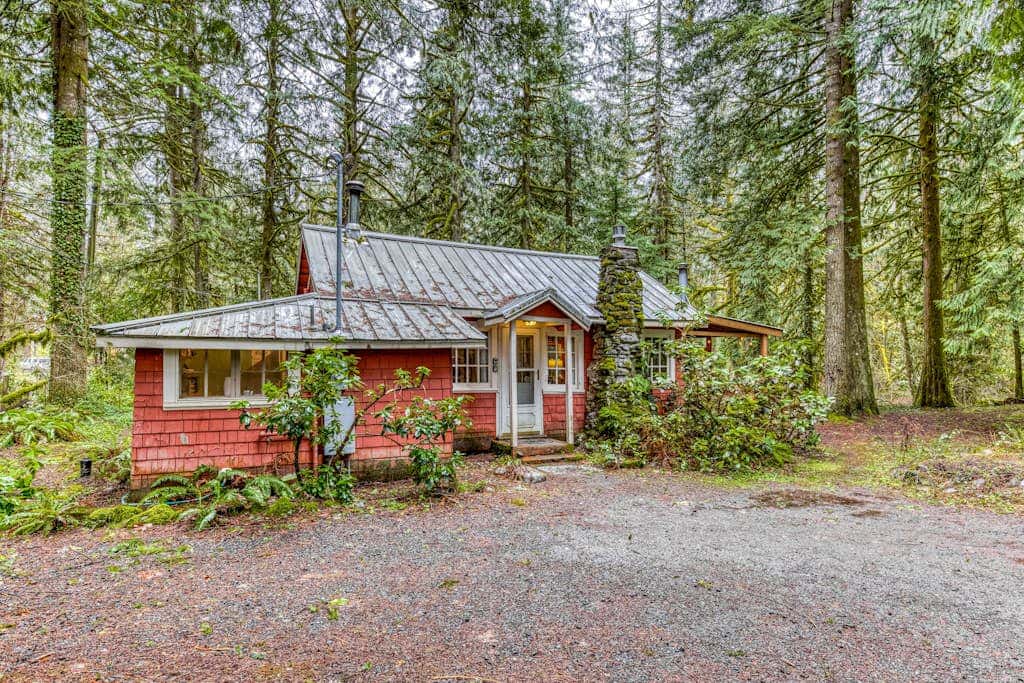 Creek-side cabin with private hot tub & fireplace - near hiking trails & slopes 