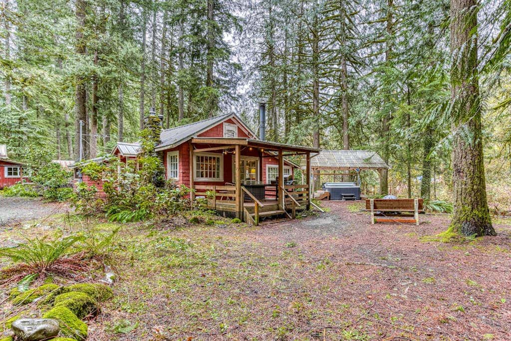Creek-side cabin with private hot tub & fireplace - near hiking trails & slopes 
