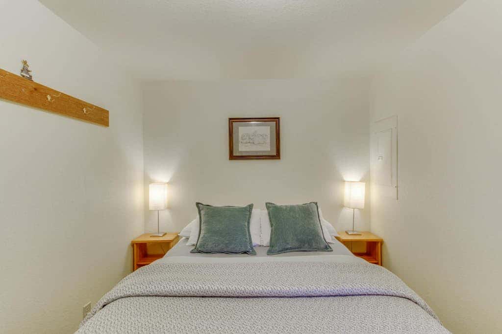 Dog-friendly downtown home moments from the beach w/ distant ocean views
