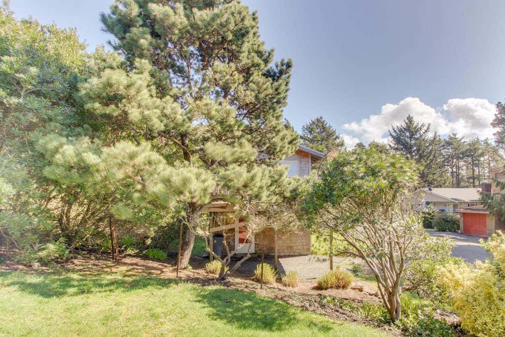 Dog-friendly downtown home moments from the beach w/ distant ocean views