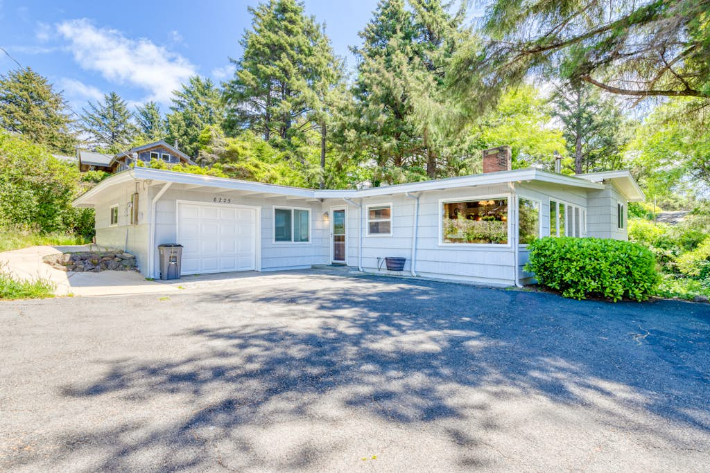 Dog-friendly home & ocean views - near the beach