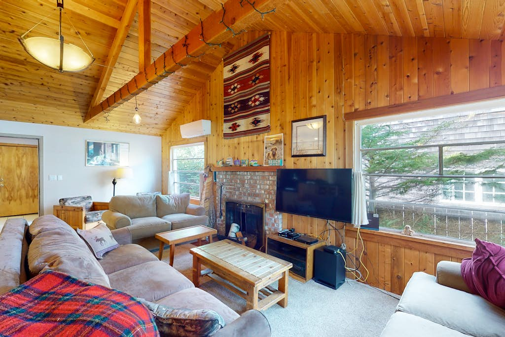 Dog-friendly home with beach access, washer&dryer, fireplace - near golf