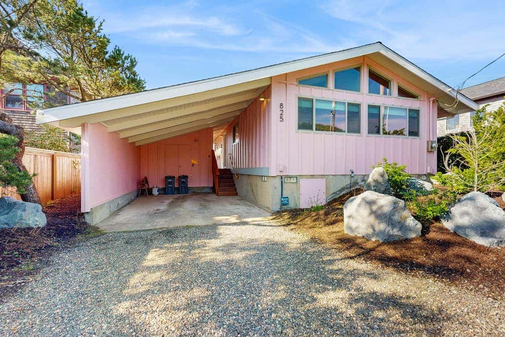 Discover Tranquil Oceanfront Relaxation in Manzanita near beach W/Hot Tub