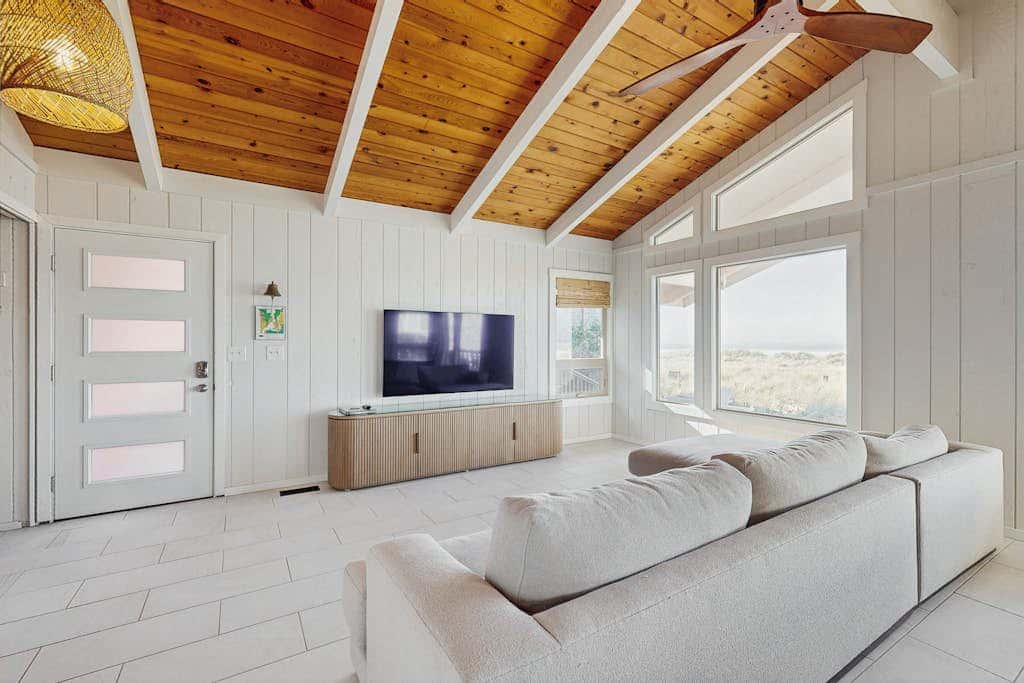 Discover Tranquil Oceanfront Relaxation in Manzanita near beach W/Hot Tub