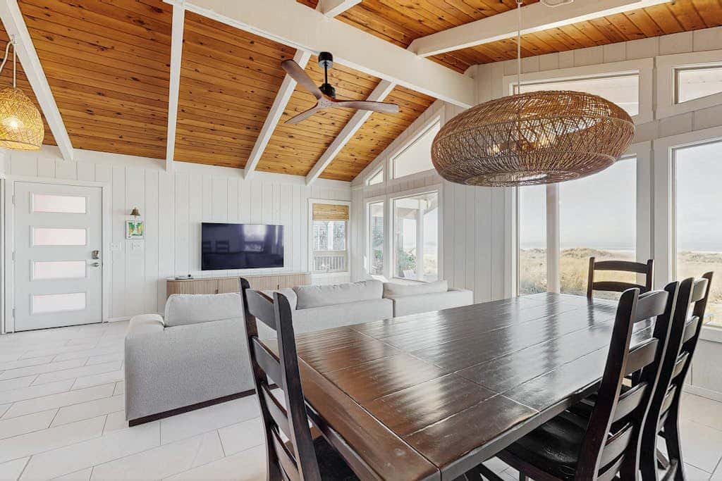 Discover Tranquil Oceanfront Relaxation in Manzanita near beach W/Hot Tub