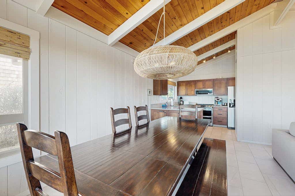 Discover Tranquil Oceanfront Relaxation in Manzanita near beach W/Hot Tub