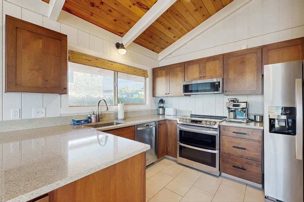 Discover Tranquil Oceanfront Relaxation in Manzanita near beach W/Hot Tub