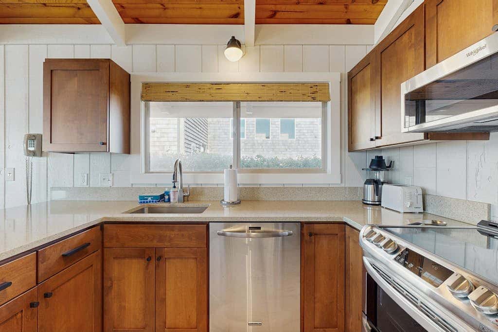 Discover Tranquil Oceanfront Relaxation in Manzanita near beach W/Hot Tub