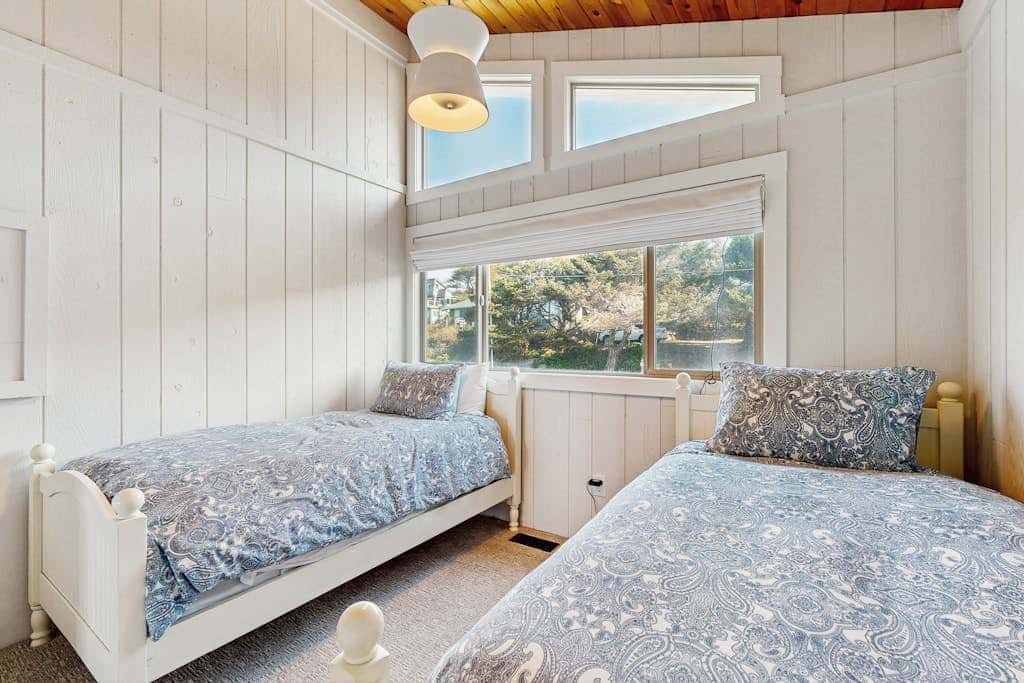 Discover Tranquil Oceanfront Relaxation in Manzanita near beach W/Hot Tub