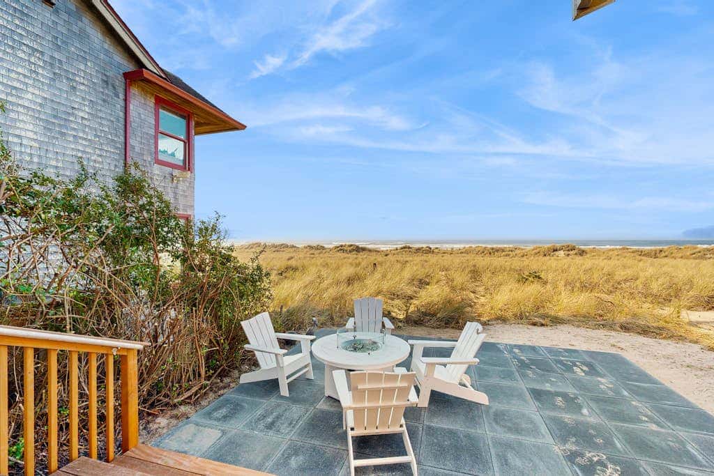 Discover Tranquil Oceanfront Relaxation in Manzanita near beach W/Hot Tub
