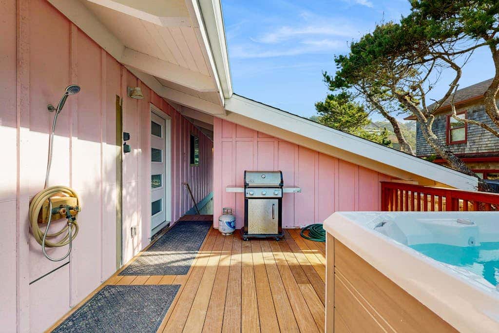 Discover Tranquil Oceanfront Relaxation in Manzanita near beach W/Hot Tub