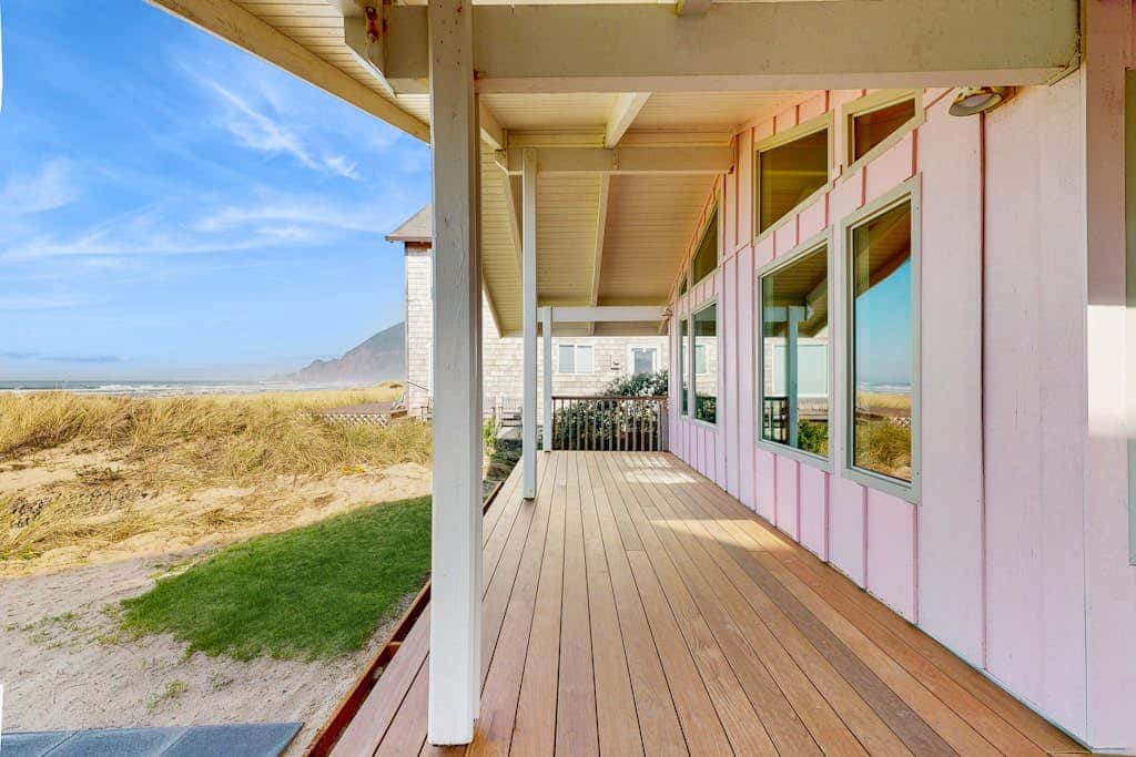 Discover Tranquil Oceanfront Relaxation in Manzanita near beach W/Hot Tub