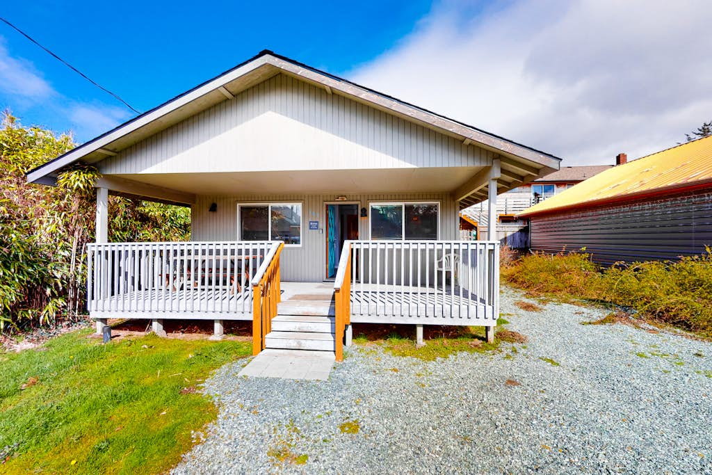 Dog-friendly home one block from the beach with deck & washer/dryer