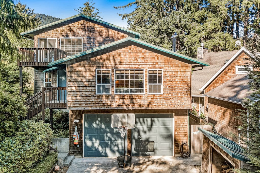 Cozy home 4 blocks from the beach with deck, woodstove & sunroom