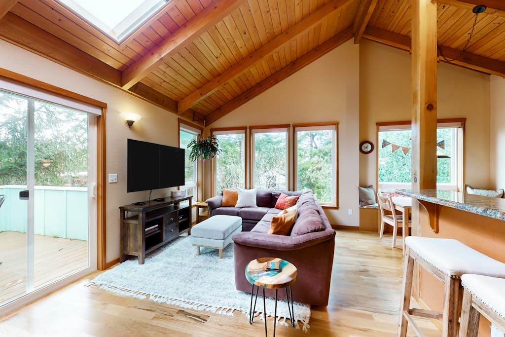 Tree-lined coastal home with wood fireplace, yard, W&D, & games - dog-friendly