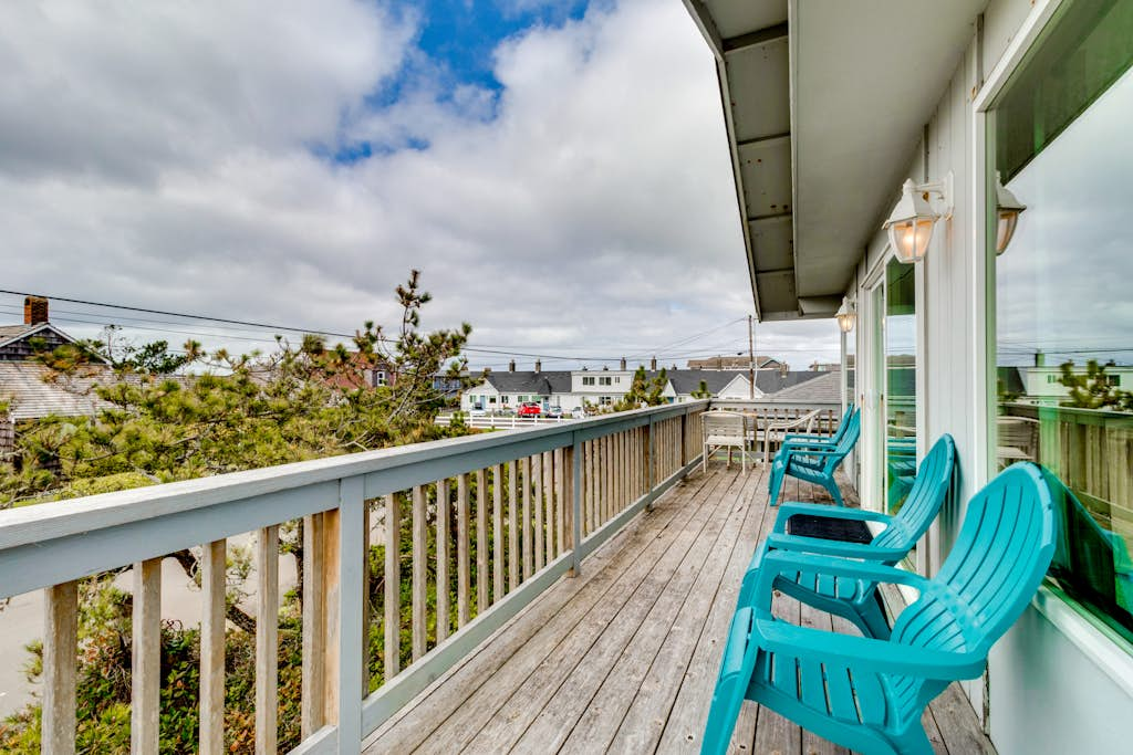 Spacious House with Entertainment Options & Very Close Beach Access