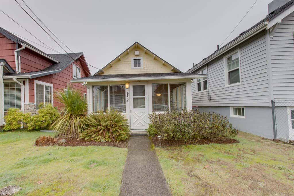 Walkable cottage with sun porch, full kitchen - near beach & town