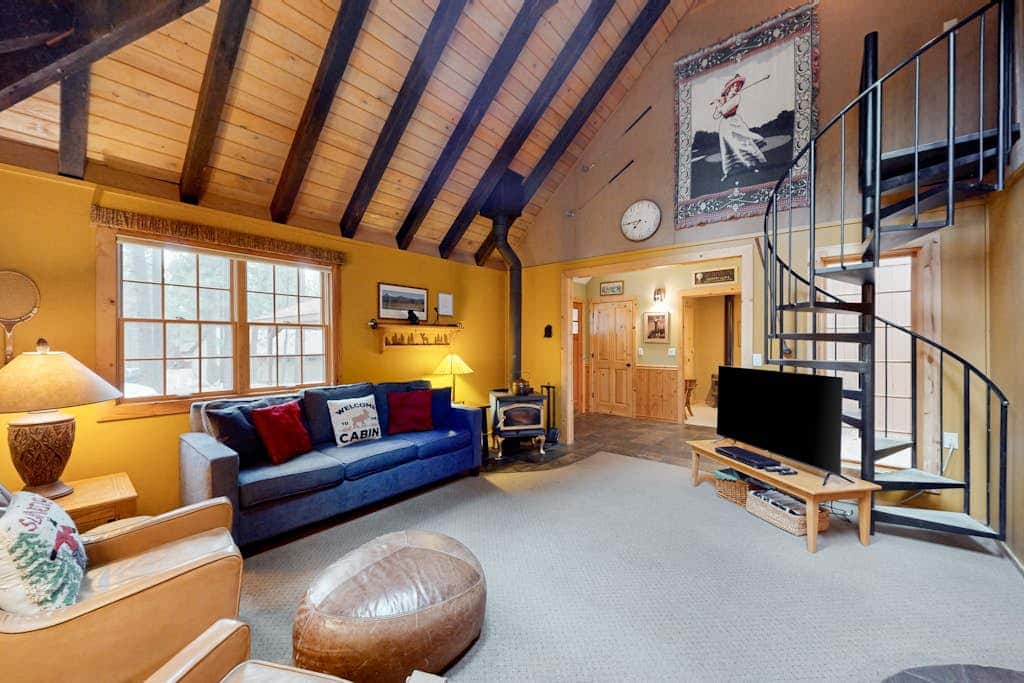 Cabin-style home with hot tub, SHARC passes, central location near skiing & golf