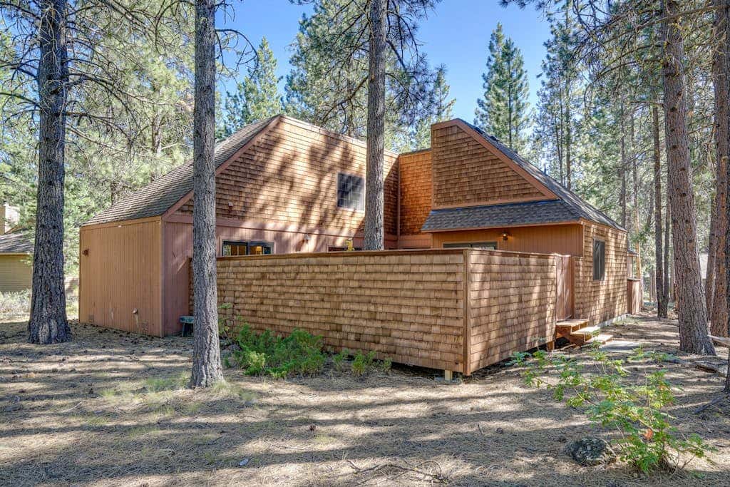 Cabin-style home with hot tub, SHARC passes, central location near skiing & golf