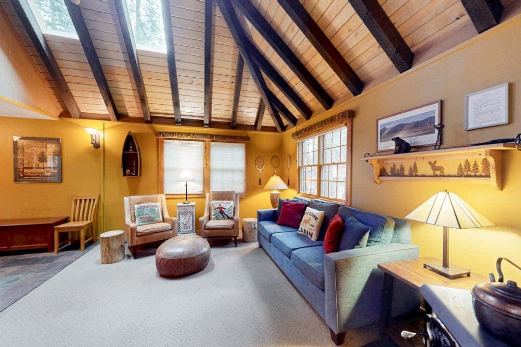 Cabin-style home with hot tub, SHARC passes, central location near skiing & golf