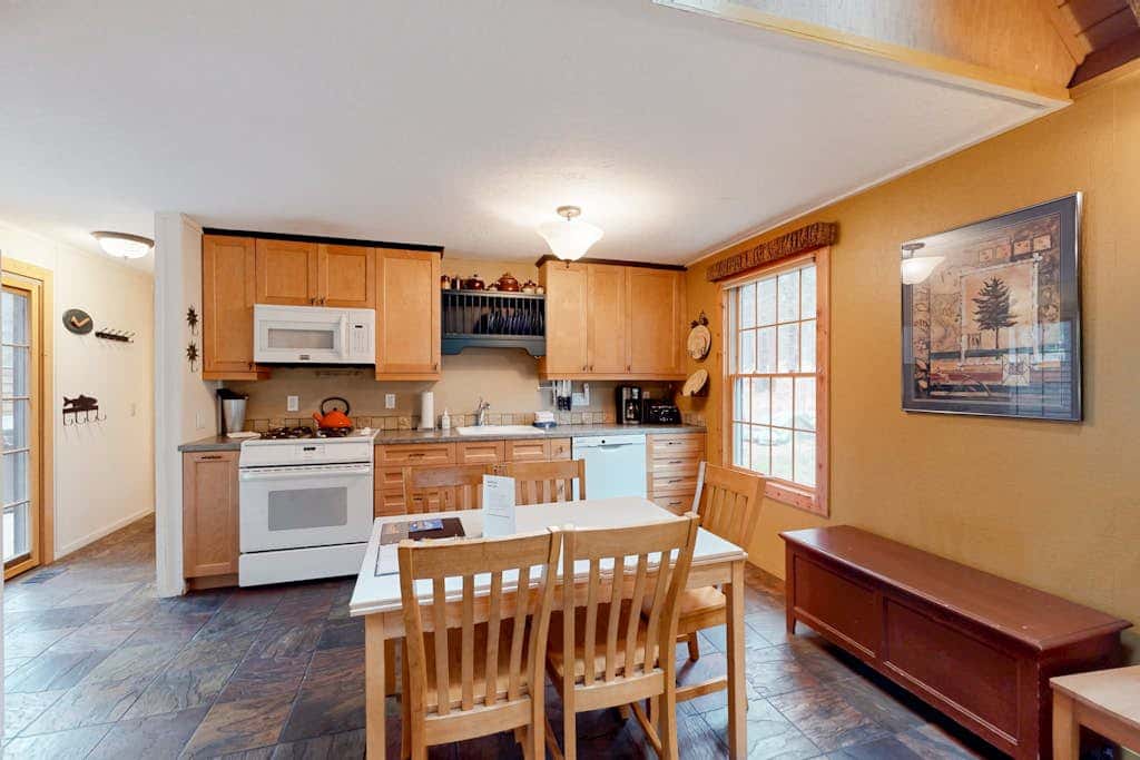 Cabin-style home with hot tub, SHARC passes, central location near skiing & golf