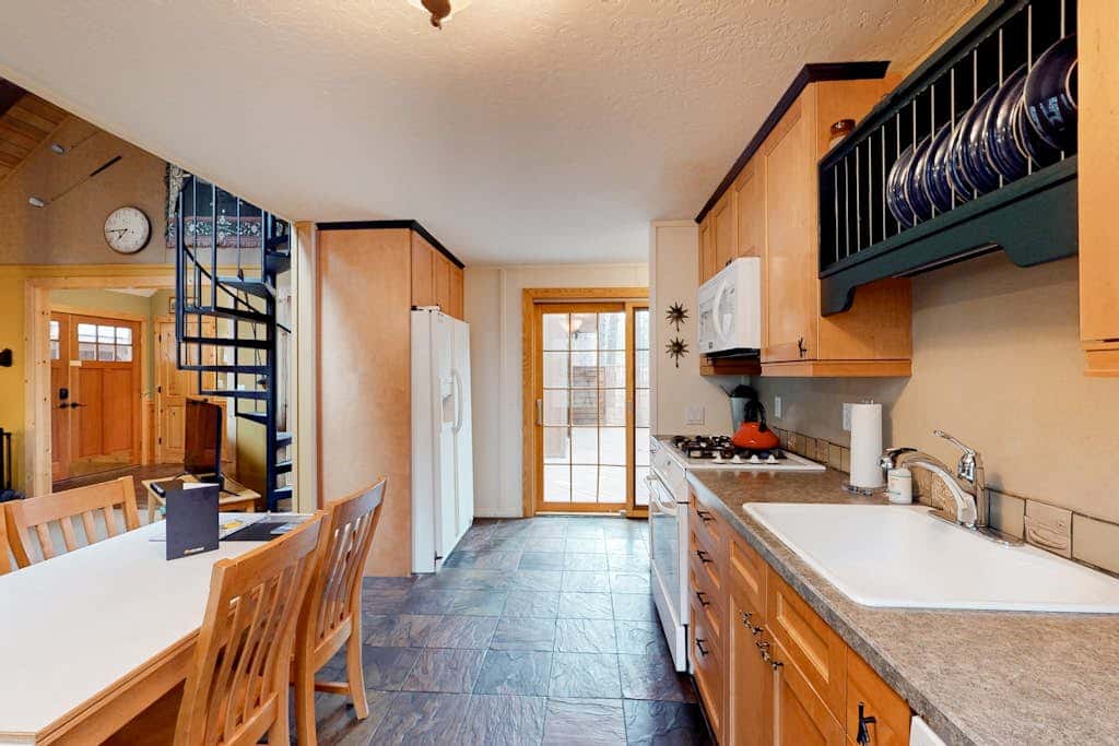 Cabin-style home with hot tub, SHARC passes, central location near skiing & golf