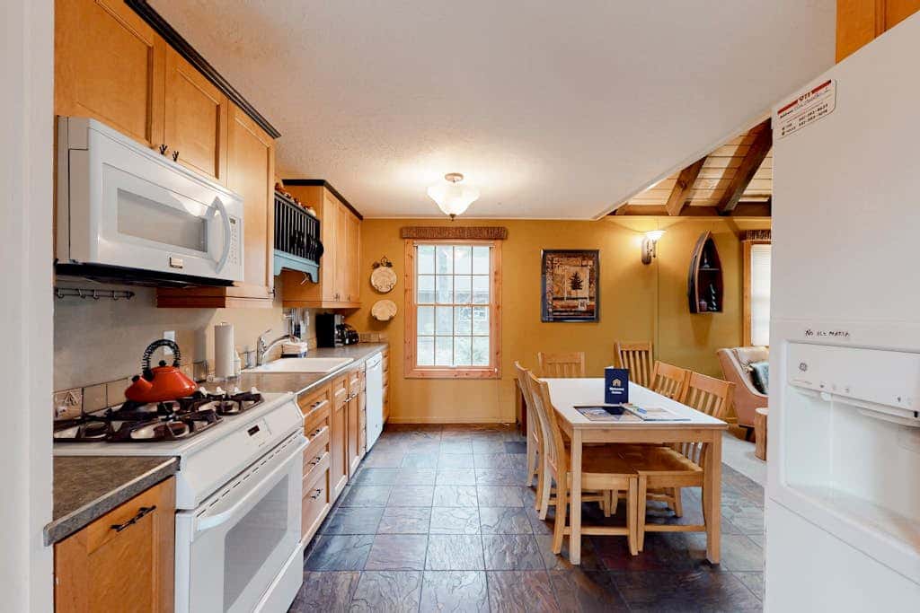 Cabin-style home with hot tub, SHARC passes, central location near skiing & golf