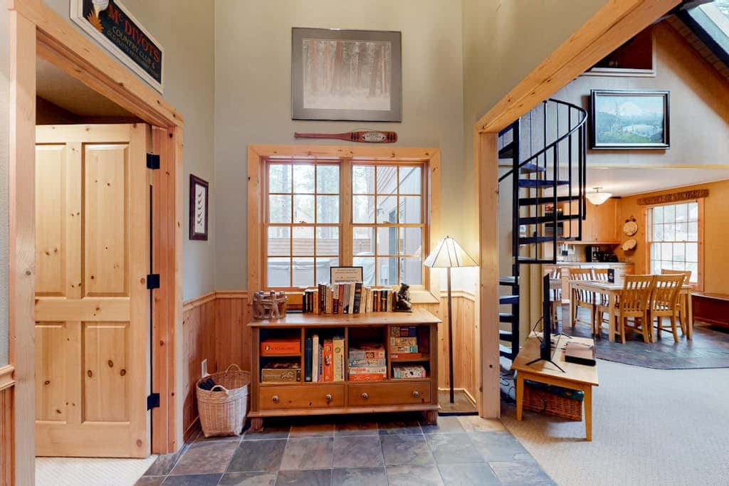 Cabin-style home with hot tub, SHARC passes, central location near skiing & golf