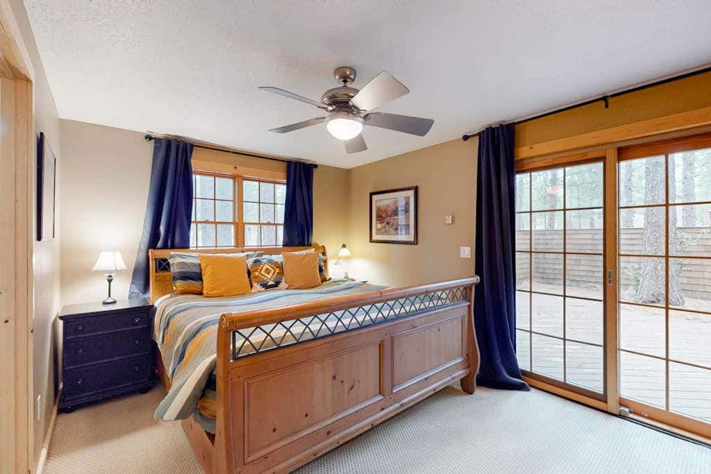 Cabin-style home with hot tub, SHARC passes, central location near skiing & golf